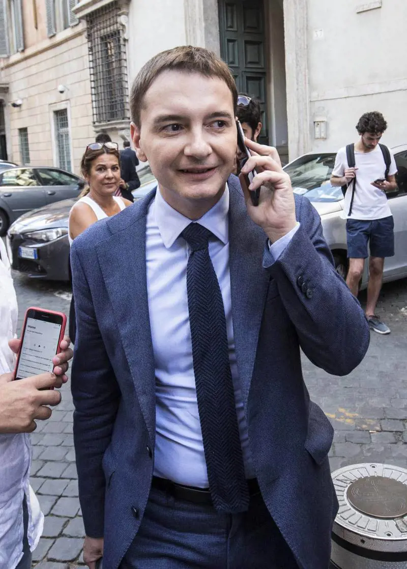 Al setaccio il cellulare dell'ex guru dei social. Ma nelle chat ci sono anche i messaggi politici