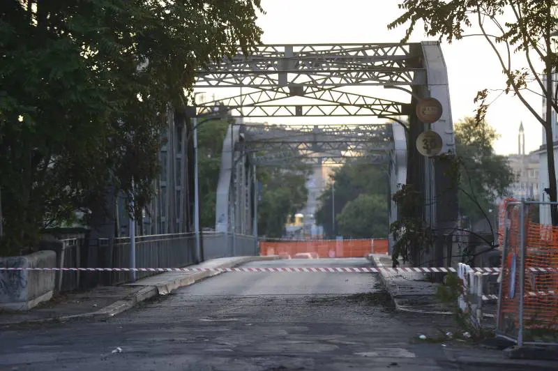 Cala il sipario sull'era Raggi sotto il segno del complotto. "Incendi contro i 5 Stelle"