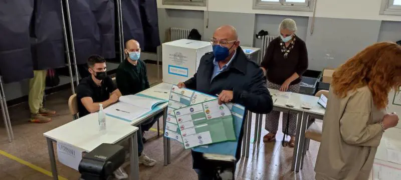 E Bernardo si rilassa tra "007" e famiglia. "Un voto per cambiare"