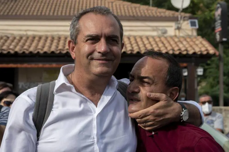 Crollata la brigata migranti di Giggino&Lucano. Il segnale che arriva da Sud