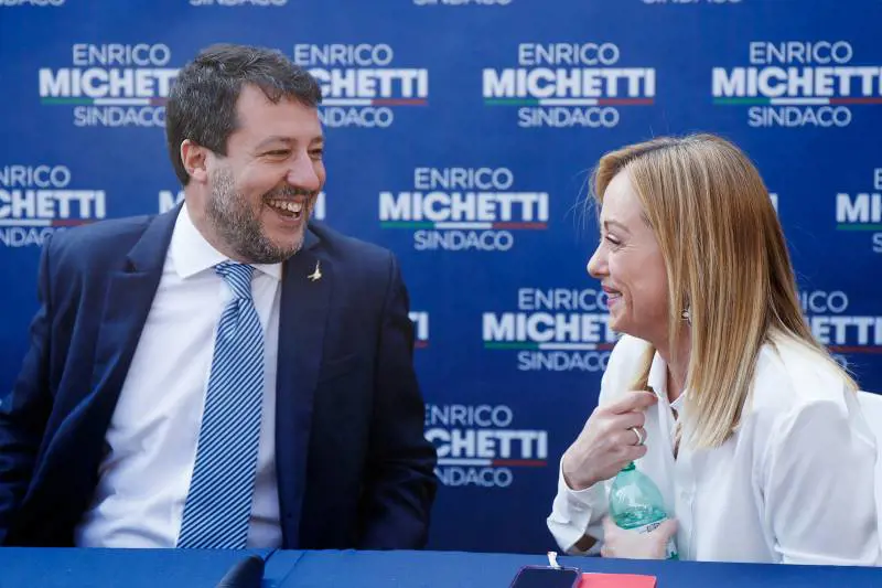 Meloni chiama il Cav e Matteo. "Alleanza bizzarra. Però siamo uniti"