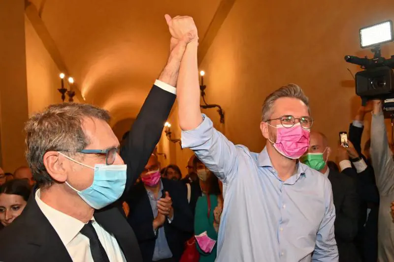 Promosso sindaco l'ex assessore di Merola. Non sfonda il candidato civico dei moderati