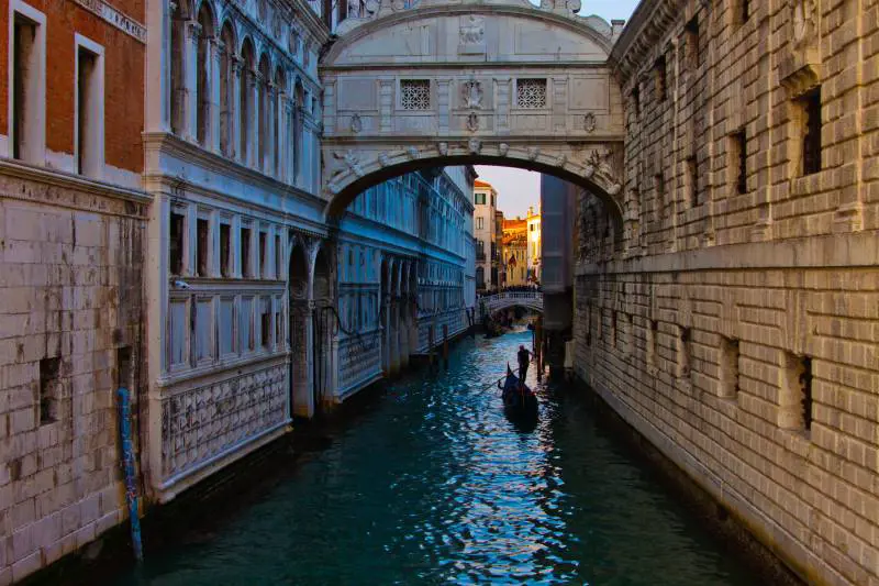 Venezia, il teatro perfetto dove l'innamorato Byron mise in scena il suo mito