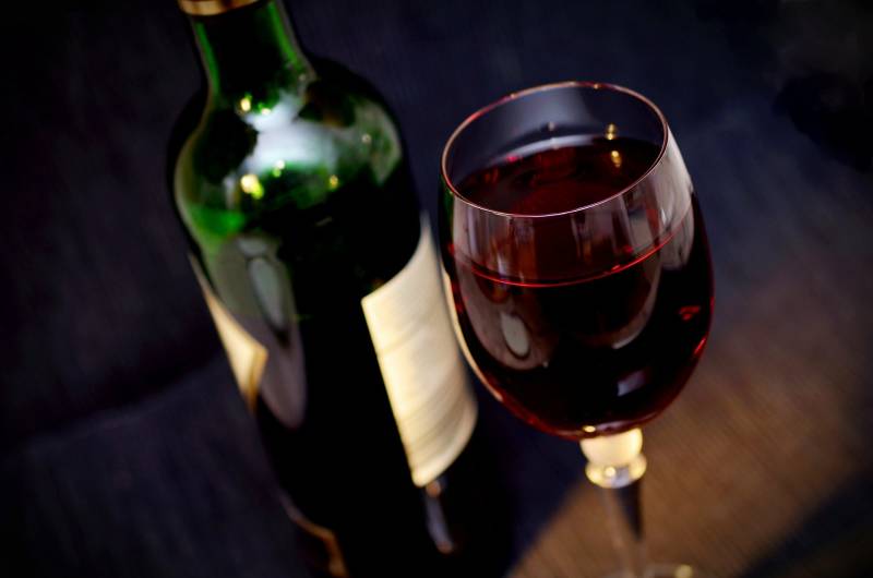 Vino rosso, bicchiere e bottiglia