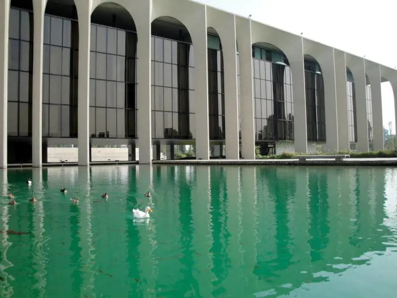Mondadori-Feltrinelli, duello per Adelphi