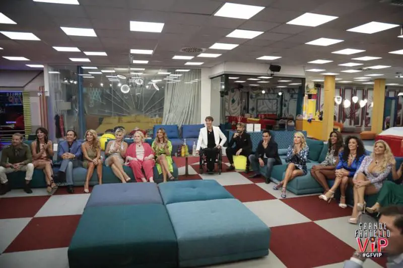 La casa del Gf Vip si fa bollente: "L'ho visto nella stanza..."