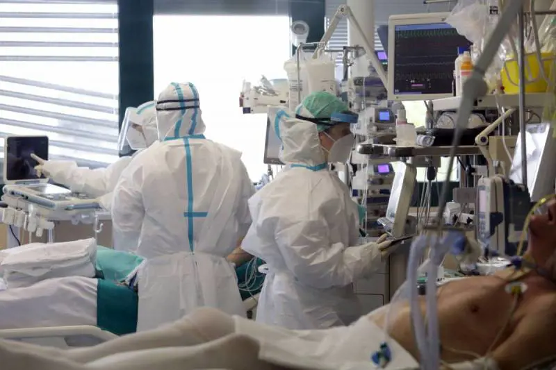 No Vax sferra calci in testa a un'infermiera