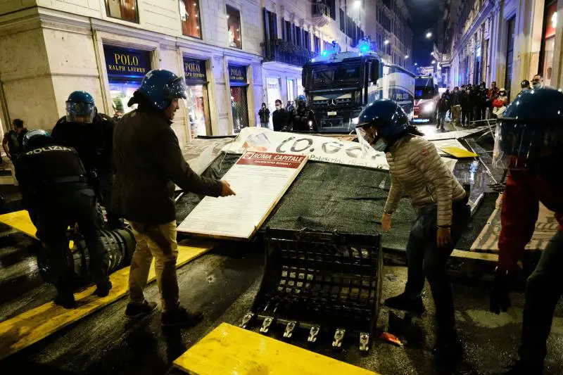 Lamorgese si sveglia solo ora: il piano anti no-pass