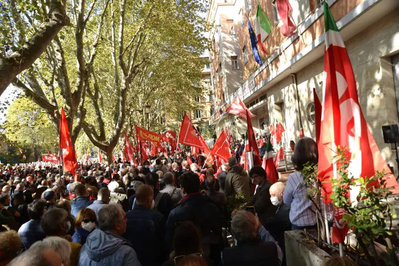 Sangue e devastazione alla Cgil. E Berlusconi chiama Landini