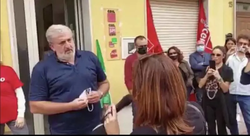 "Che ci fa qui...?". E per Emiliano finisce male