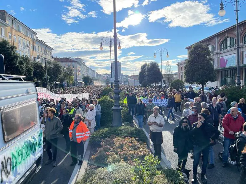 "Non siamo fascisti". Così i no pass si "prendono" Trieste