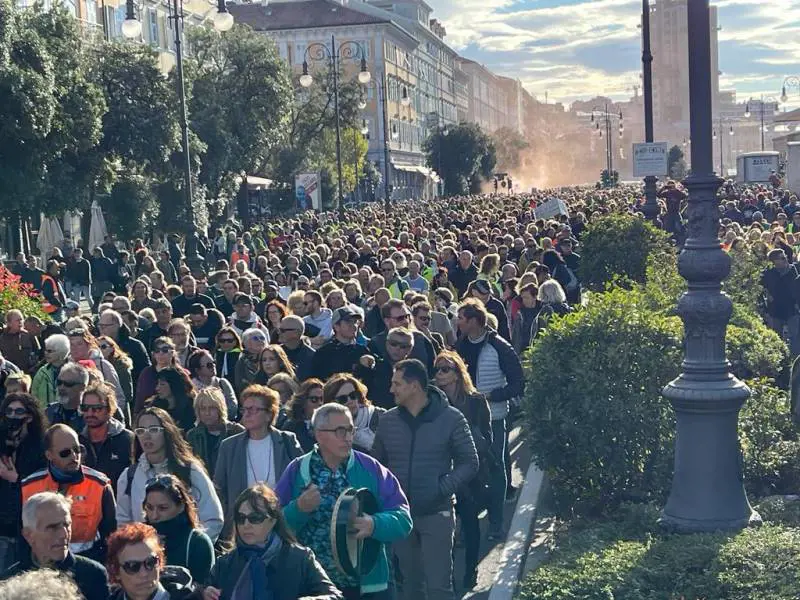 "Tamponi gratis". Il Viminale apre, ma non per tutti: è bufera