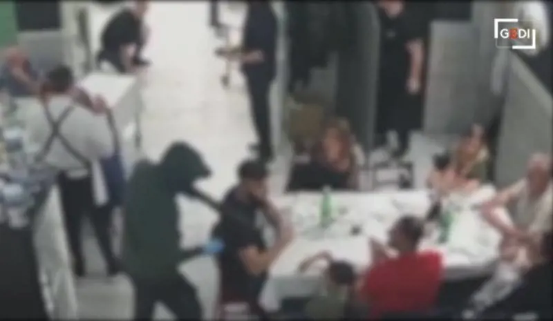 Rapina choc a Napoli: malviventi puntano armi contro famiglie e bambini