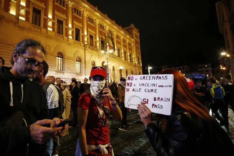Il fronte del porto degli "irriducibili" di Trieste. "Battaglia di libertà, pronti a restare a oltranza"