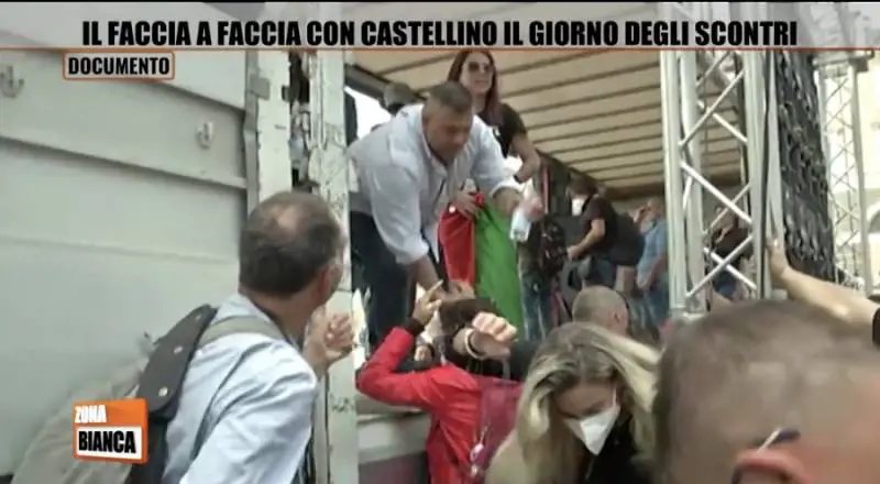 "Sei una buffona". Poi Castellino inveisce contro la giornalista