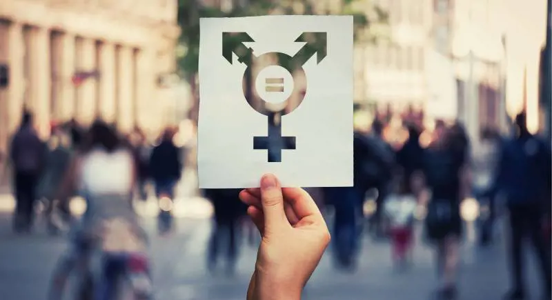 "Via il sesso dalle carte d'identità": Altra follia dei talebani dell'inclusione