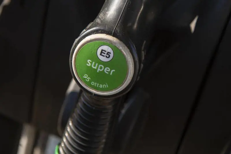 "La benzina a 4 euro". Ecco come stanno davvero le cose