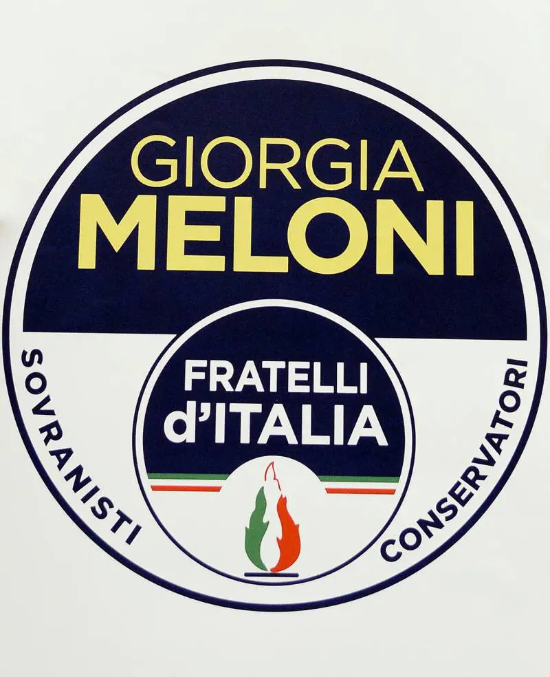 Vogliono spegnere la fiamma tricolore
