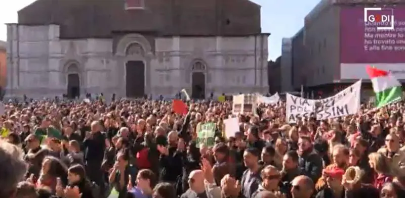 Insulti choc del no pass a Liliana Segre: "Deve sparire"