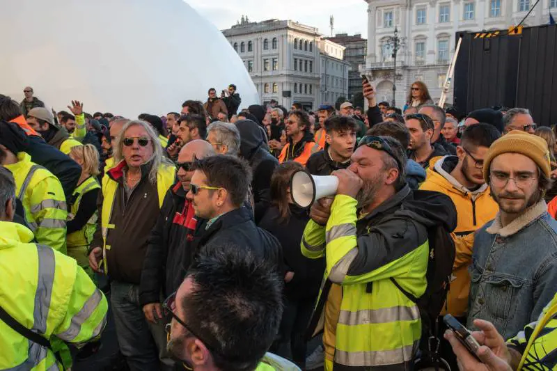 Camionette e idranti: così sono stati sgomberati i No Pass