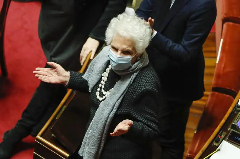 "La risposta è il silenzio": così Liliana Segre zittisce il No Vax rosso