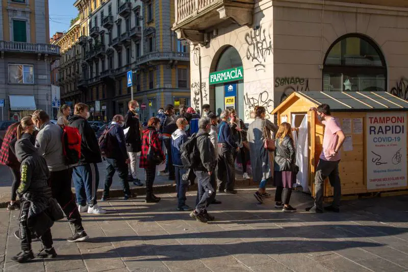 Green pass scaricati oltre i 100 milioni. Code e caos tamponi: interviene la polizia