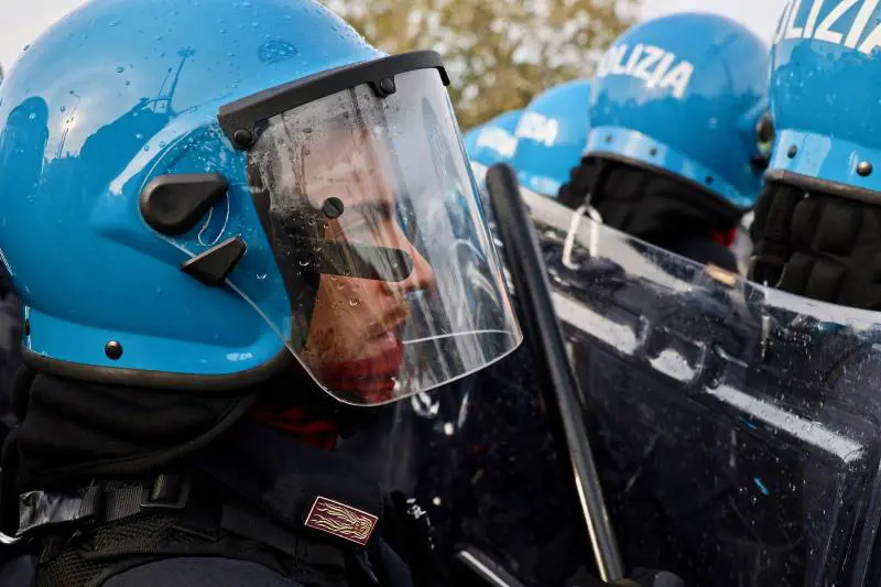 Intervento polizia per sgomberare i manifestanti no pass