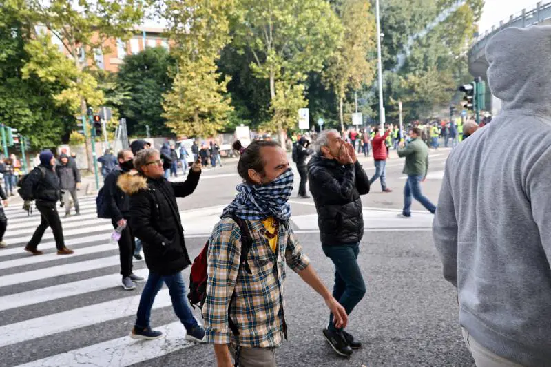 Intervento polizia per sgomberare i manifestanti no pass