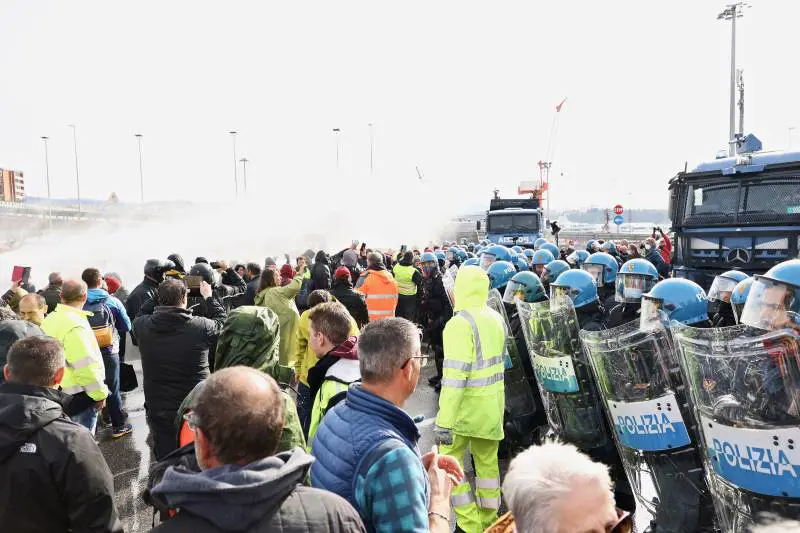 Intervento polizia per sgomberare i manifestanti no pass