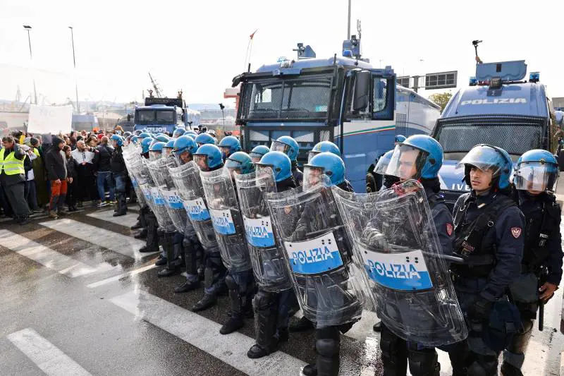 Intervento polizia per sgomberare i manifestanti no pass