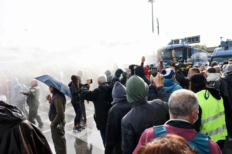 Intervento polizia per sgomberare i manifestanti no pass