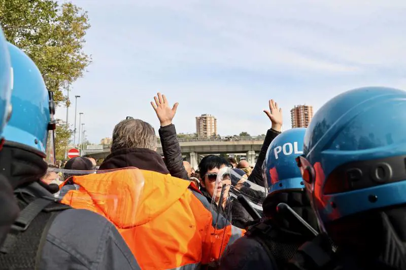 Intervento polizia per sgomberare i manifestanti no pass