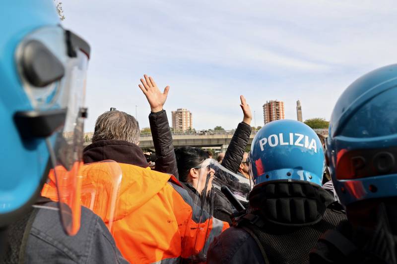 Intervento polizia per sgomberare i manifestanti no pass