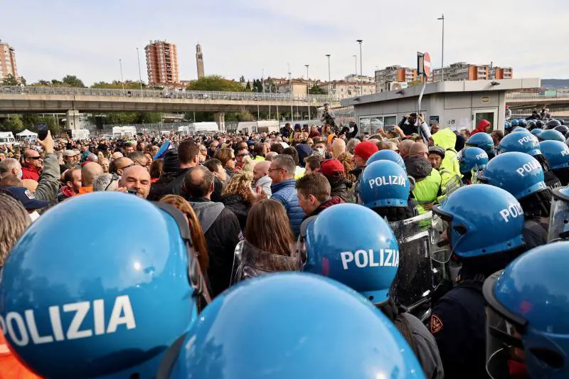 Intervento polizia per sgomberare i manifestanti no pass