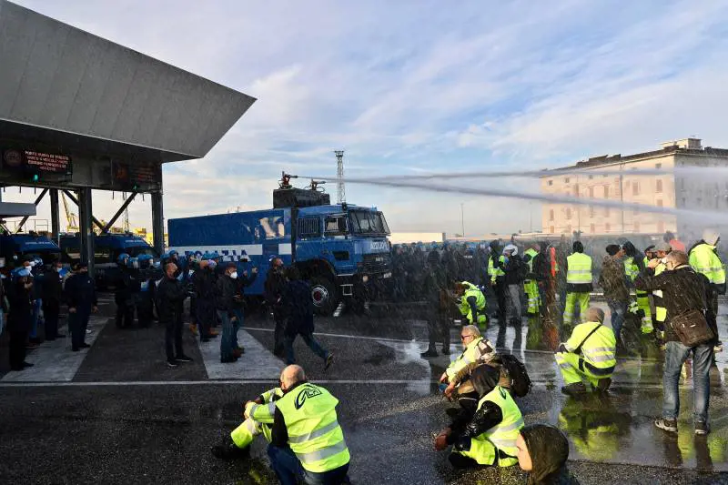 Intervento polizia per sgomberare i manifestanti no pass