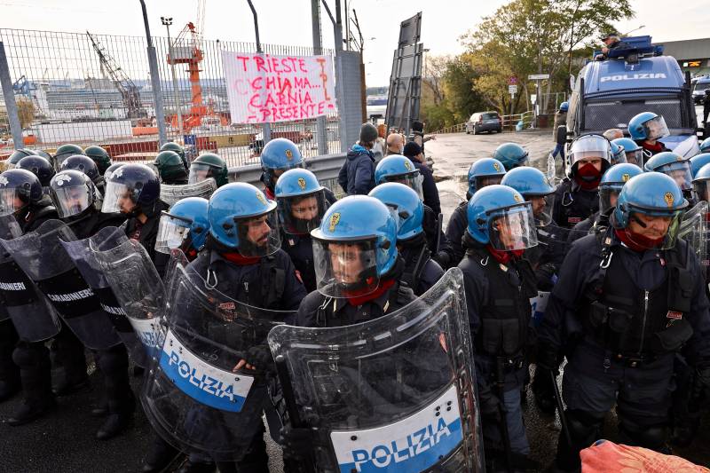 Intervento polizia per sgomberare i manifestanti no pass