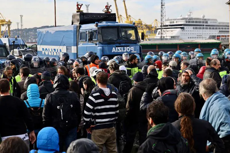 Intervento polizia per sgomberare i manifestanti no pass