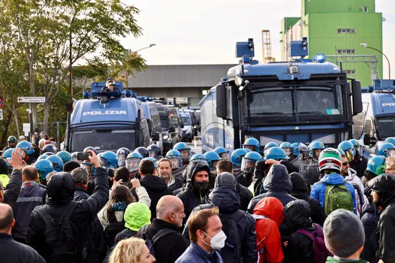 Intervento polizia per sgomberare i manifestanti no pass