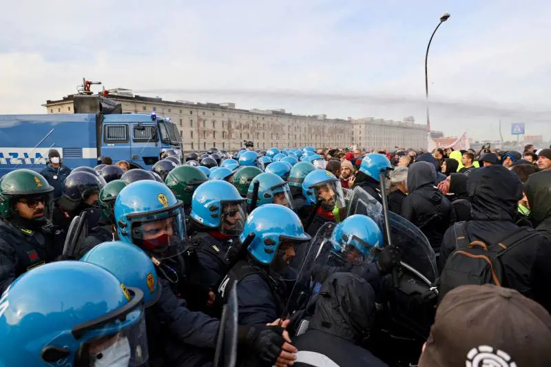 Intervento polizia per sgomberare i manifestanti no pass