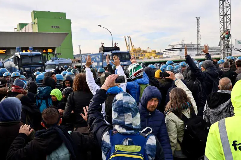 Intervento polizia per sgomberare i manifestanti no pass