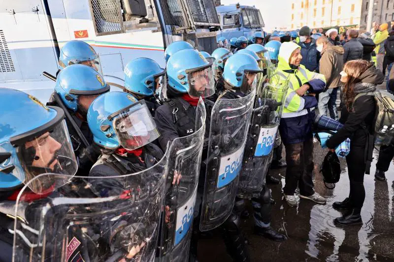 Intervento polizia per sgomberare i manifestanti no pass
