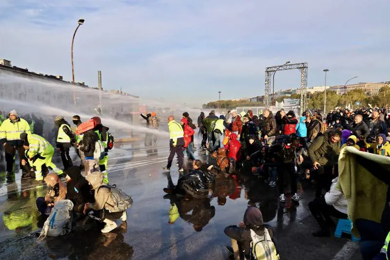 Intervento polizia per sgomberare i manifestanti no pass