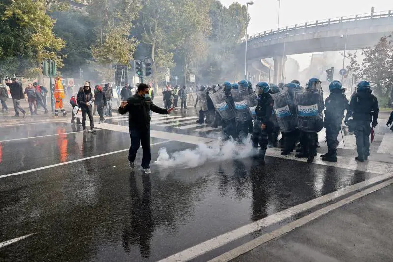 Intervento polizia per sgomberare i manifestanti no pass