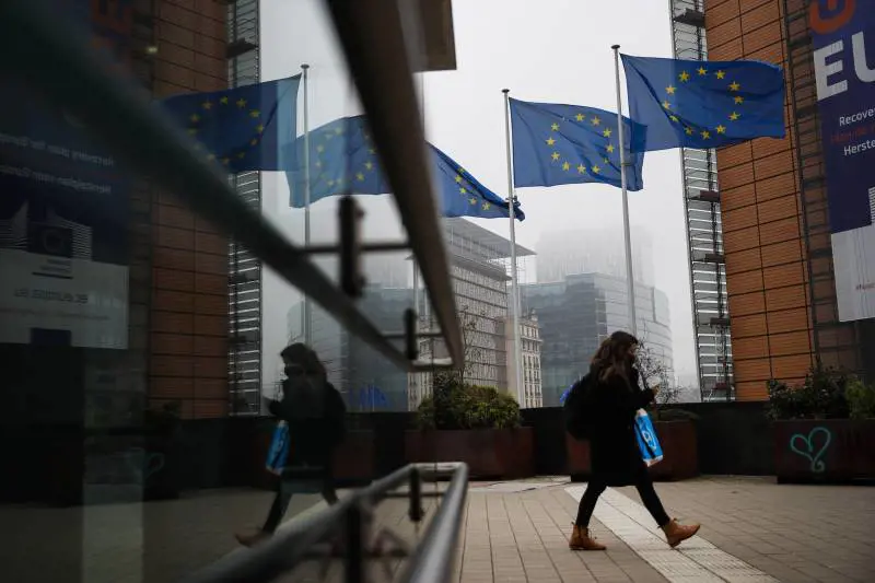 Bruxelles lancia l'allerta. "Corsa contro il tempo". Su Omicron G7 urgente
