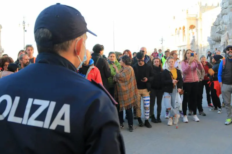 Trieste, battaglia sul fronte del porto. Fumogeni, cariche e scontri