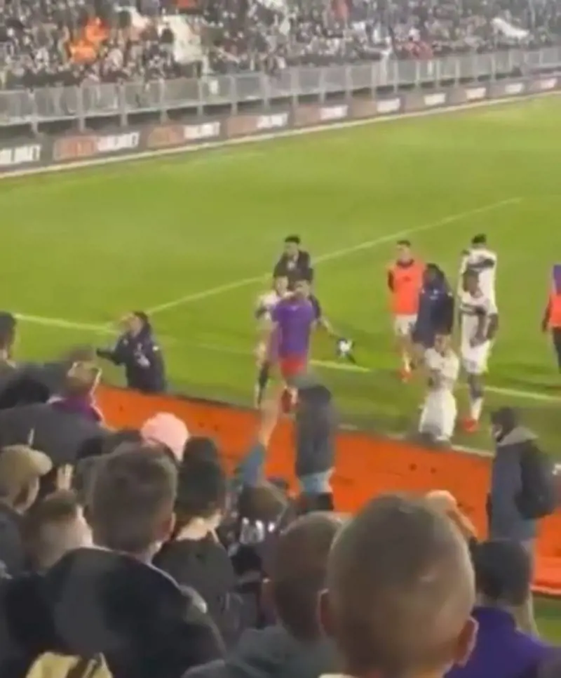 "Sei un gobbo di m..". Per Vlahovic finisce male