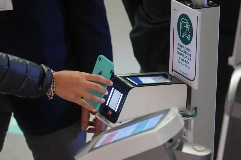 La truffa in Europa. Rubate le chiavi per creare Qr code e green pass falsi