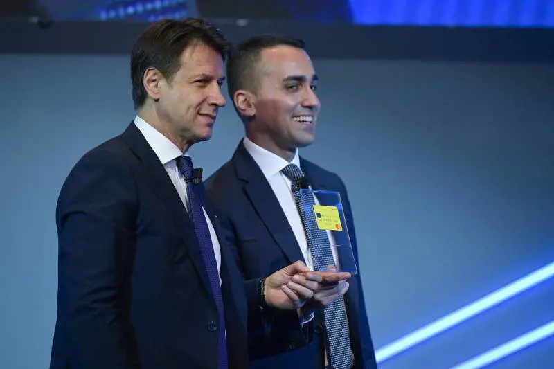 L'ultimo scandalo del reddito M5s: 5mila truffatori tra camorristi yacht e Ferrari