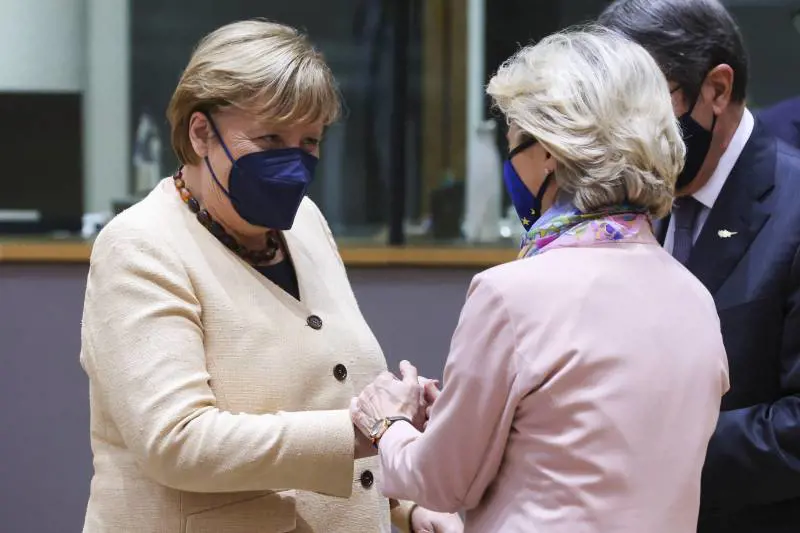 La Merkel ci ricasca: niente mano alla von der Leyen