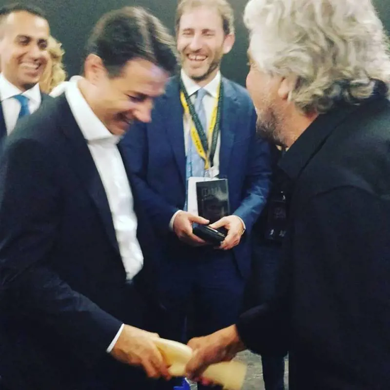 Conte, Salis e le case rubate